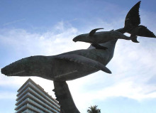 Outdoor decor life size bronze mother dolphin and child sculpture