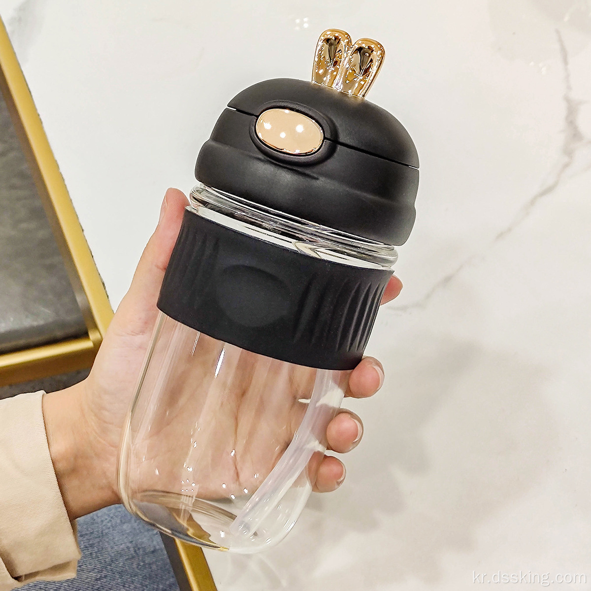 섬세한 프리미엄 휴대용 물병시피 컵 크로스 바디 유리 뚜껑과 빨대가있는 귀여운 워터 컵