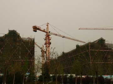 how do level luffing cranes work