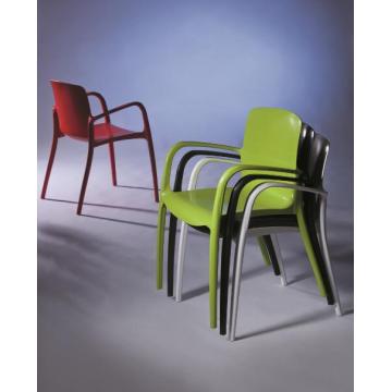 Chaises en plastique de restaurant de ménage