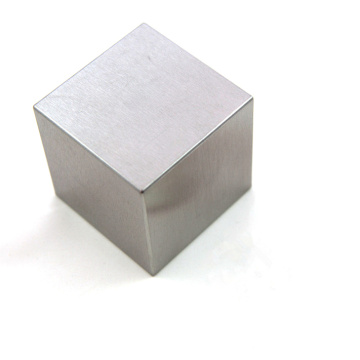 Полированные поверхности титановых блоков в продаже