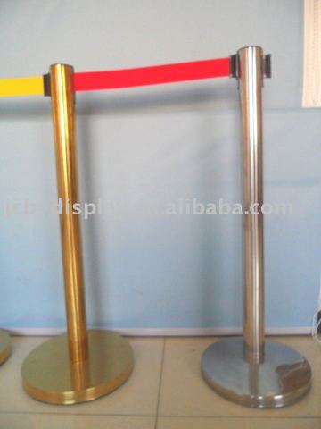 Retractable post stanchion