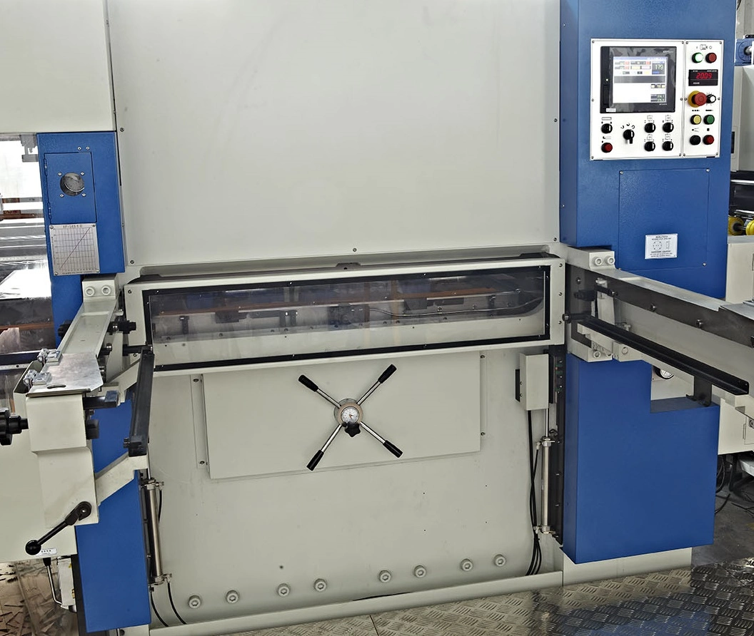 Fully Auto Flatbed Die Cutting Machine with Feeding Stripping Delivering Section