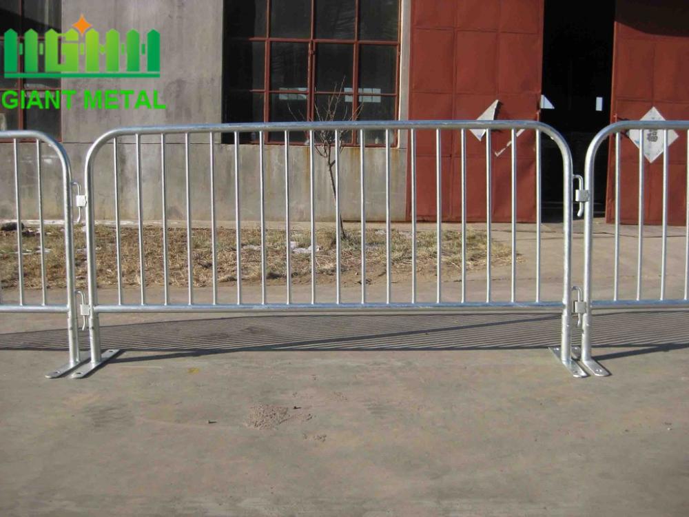 Road safety metal pedestrian used crowd control barrier