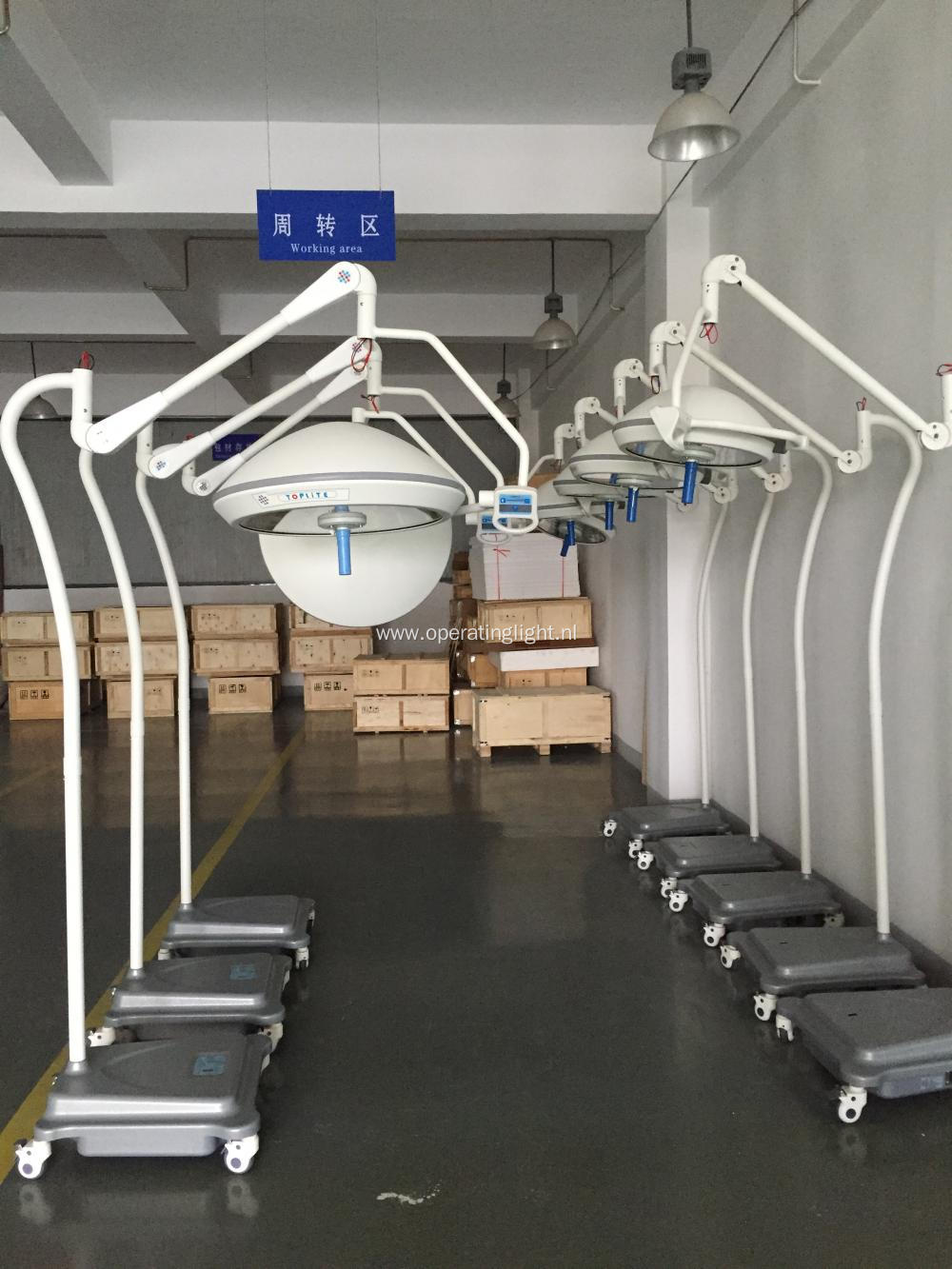 Mobile operating lamp with battery floor type