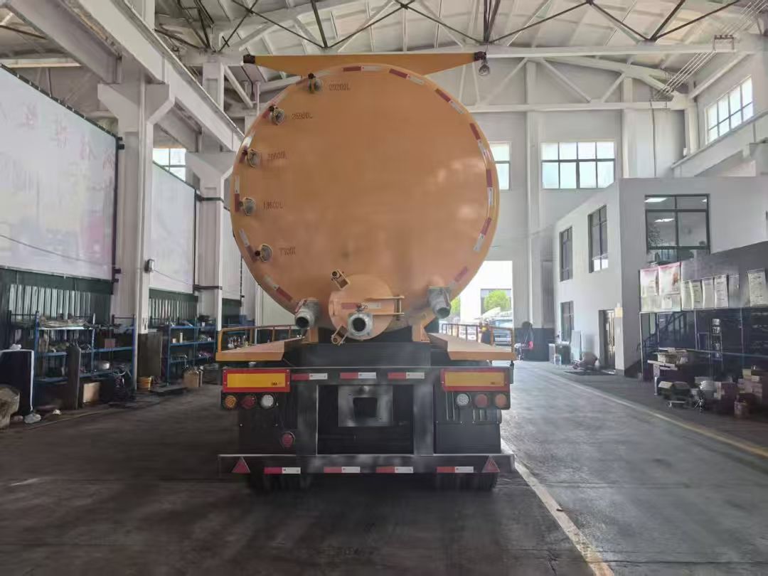 Вакуумный ассенизатор с мощной системой всасывания Vacuum Sewage Truck with Powerful Suction System