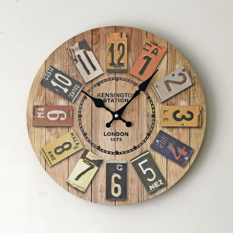 アンティークシンプルなデザインの木製の壁時計