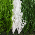 Grande campo da calcio in erba sintetica in erba sintetica