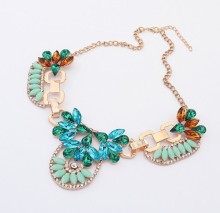 European and American retro exaggerated elegance fashion design bright resin flowers crystal short statement necklace