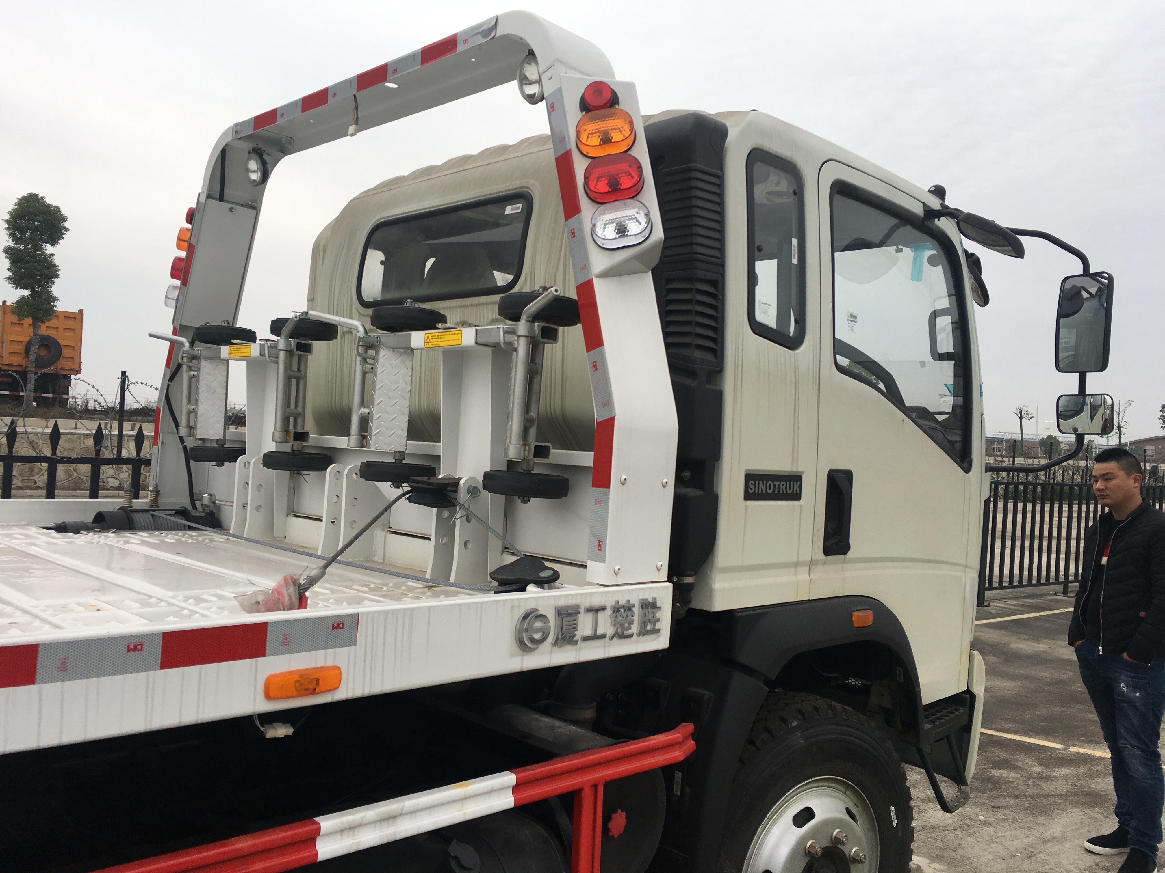 Cheap price HOWO 4x2 light duty 10 tons flatbed lorry truck