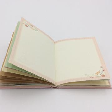 Cahier en papier avec page colorée