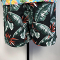 pantalones cortos de playa negros con plantilla floral impresa personalizada