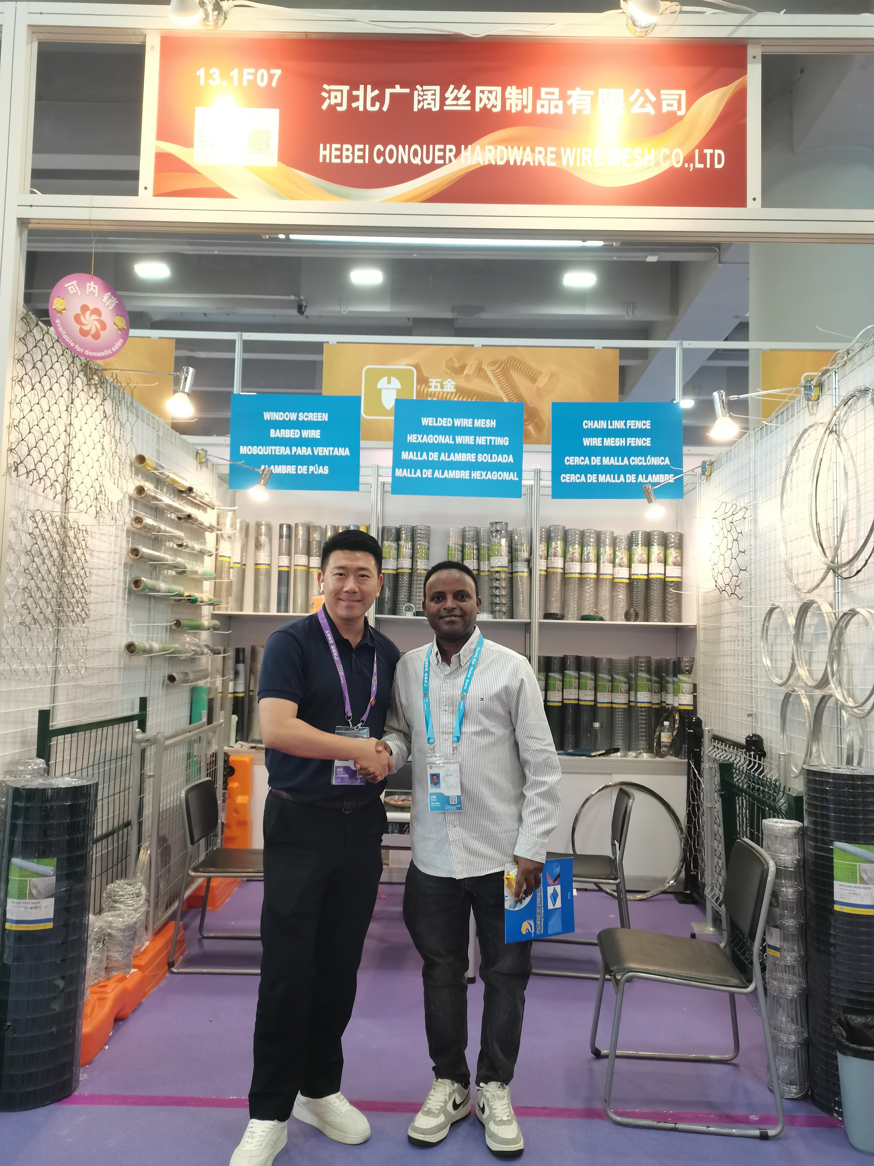 140. Canton Fair Stand 13.1F07 | ANJIA-Gruppe ANJIA staff and a buyer shake hands at Booth 13.1F07, 140th Canton Fair