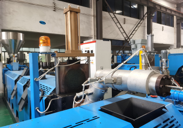 Rigid plastic scraps pelletizing line