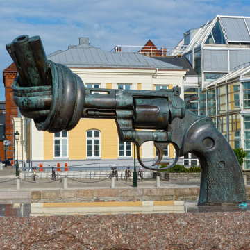 Outdoor Decoration Metal Bronze Knotted Gun Sculpture