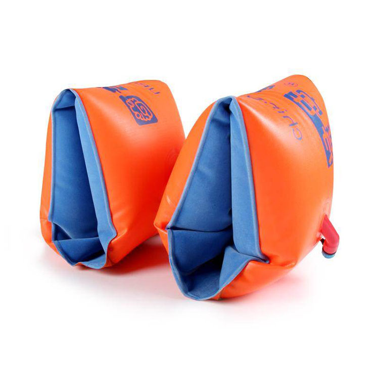 Latmụaka inflatable na-egwu mmiri na ala