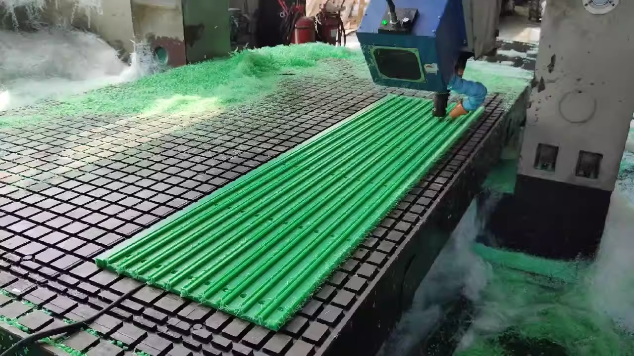 UHMWPE láncvezetők (1) UHMWPE chain guides (1)