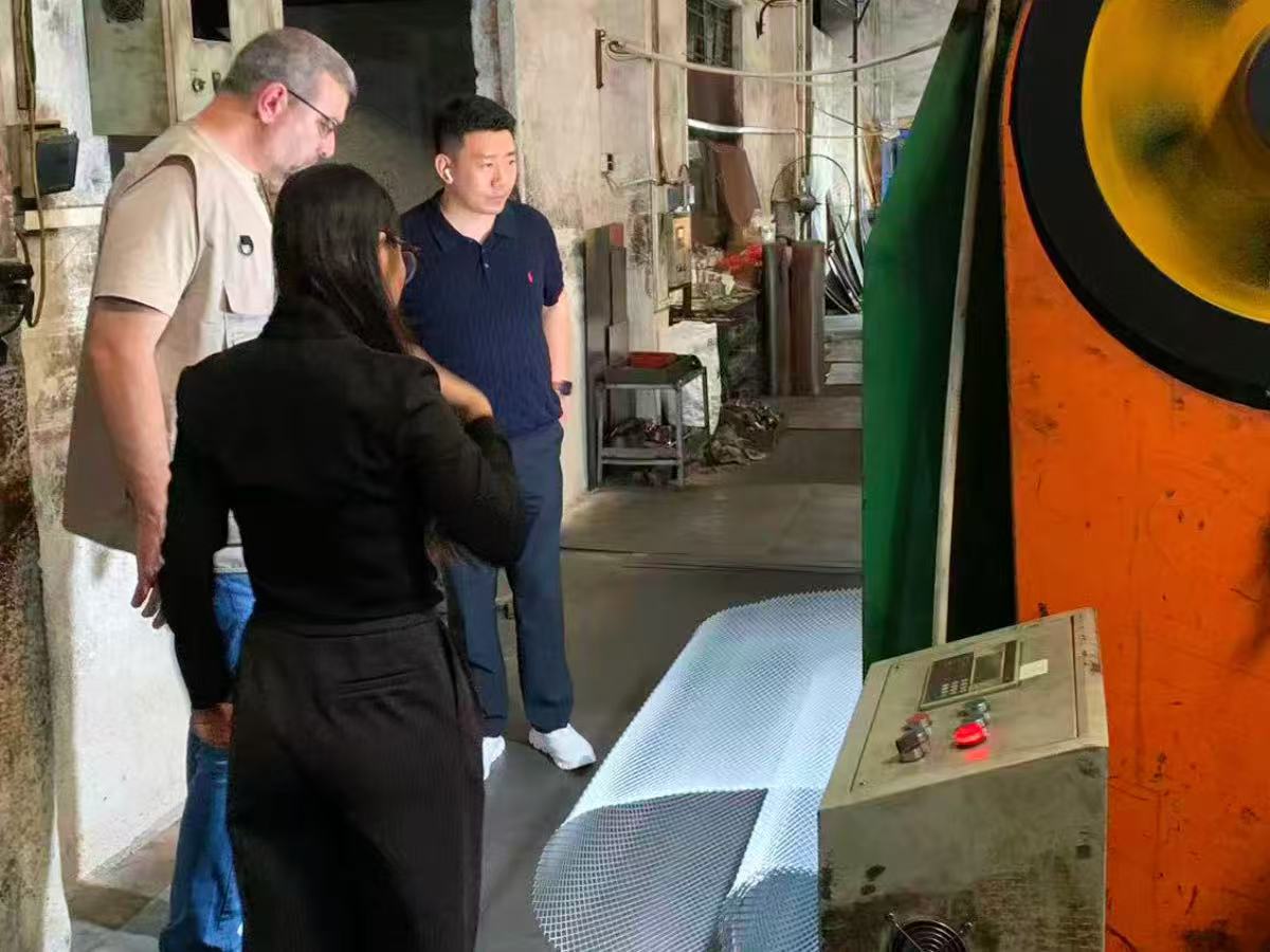 Wizyta w fabryce – omówienie techniczne ANJIA GROUP team discussing product specifications with visiting procurement delegation