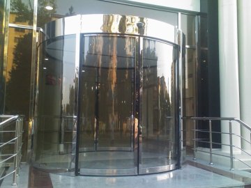Automatic two wings revolving door