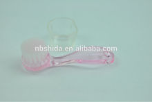 Comestic face brisj with handle