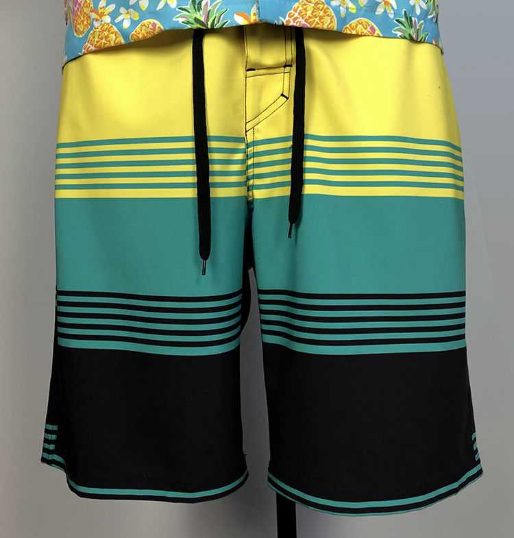 Pantalones cortos de playa masculinos a rayas multicolores