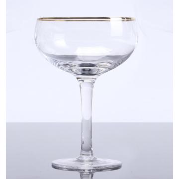 Wijnglas met hoge steel en gouden rand