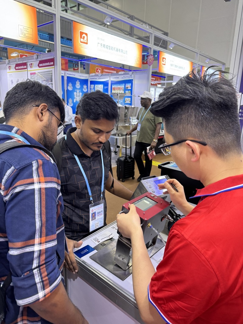 Chuke Intelligent brought its innovative marking machine to the 137th Canton Fair, and the first day of the exhibition was very popular!
