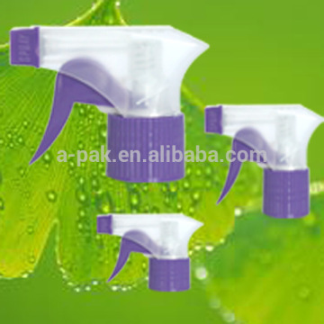 Trigger sprayer for plastic bottles use