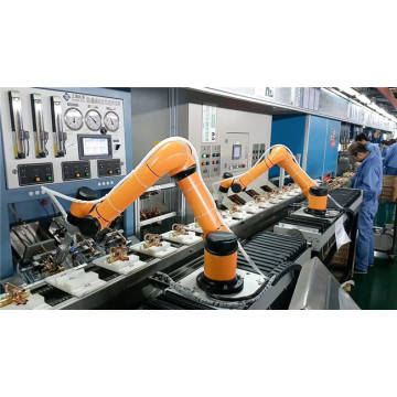 Manipulador de forja de vertido de brazo robótico