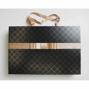 Custom Luxury Magnetic Cardboard Boxes with Golden Ribbon and Silk Fabric for Present Packaging