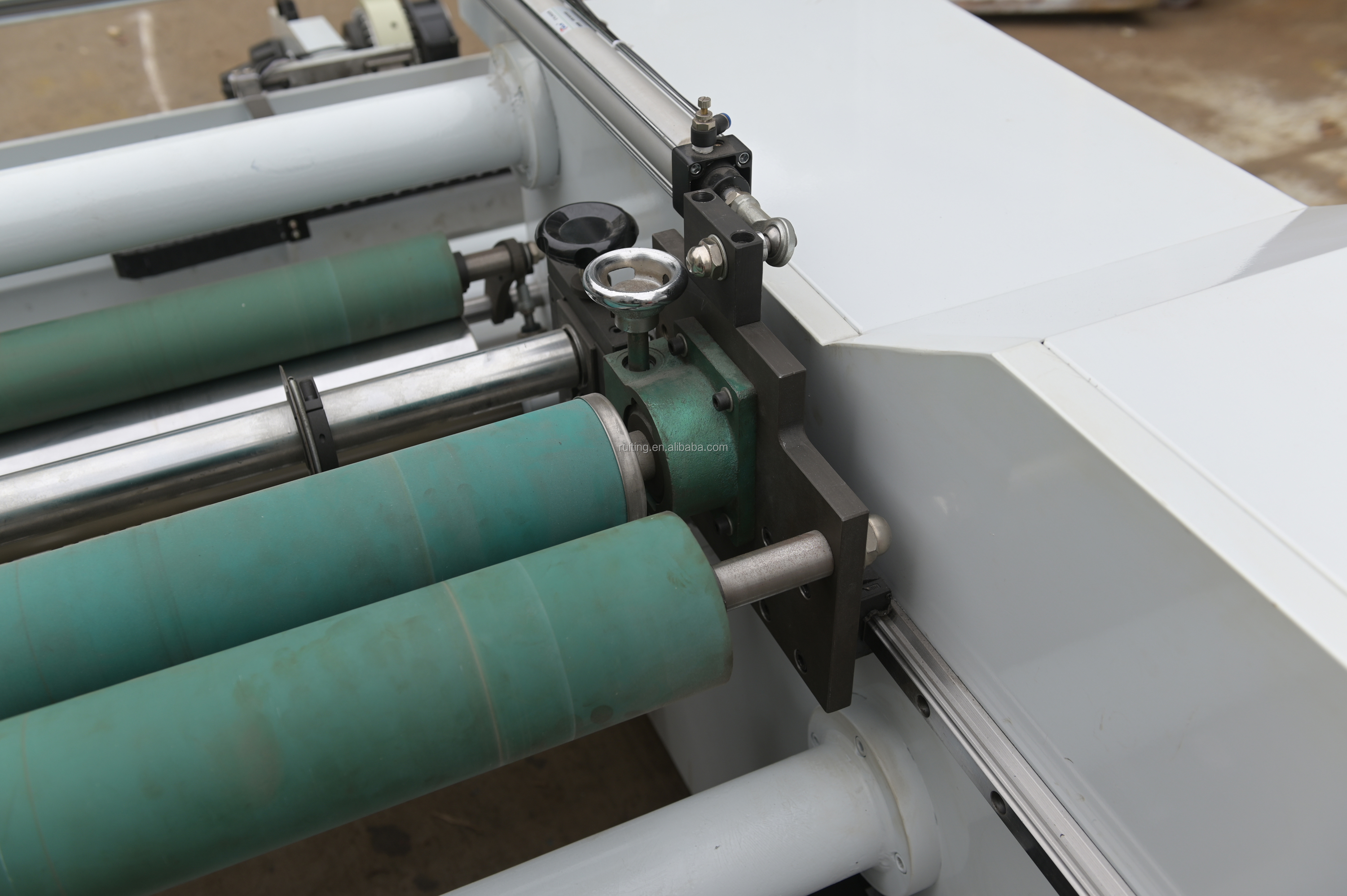 RTWF-1300 Non woven fabrics web paper roll to roll slitting rewinding machine