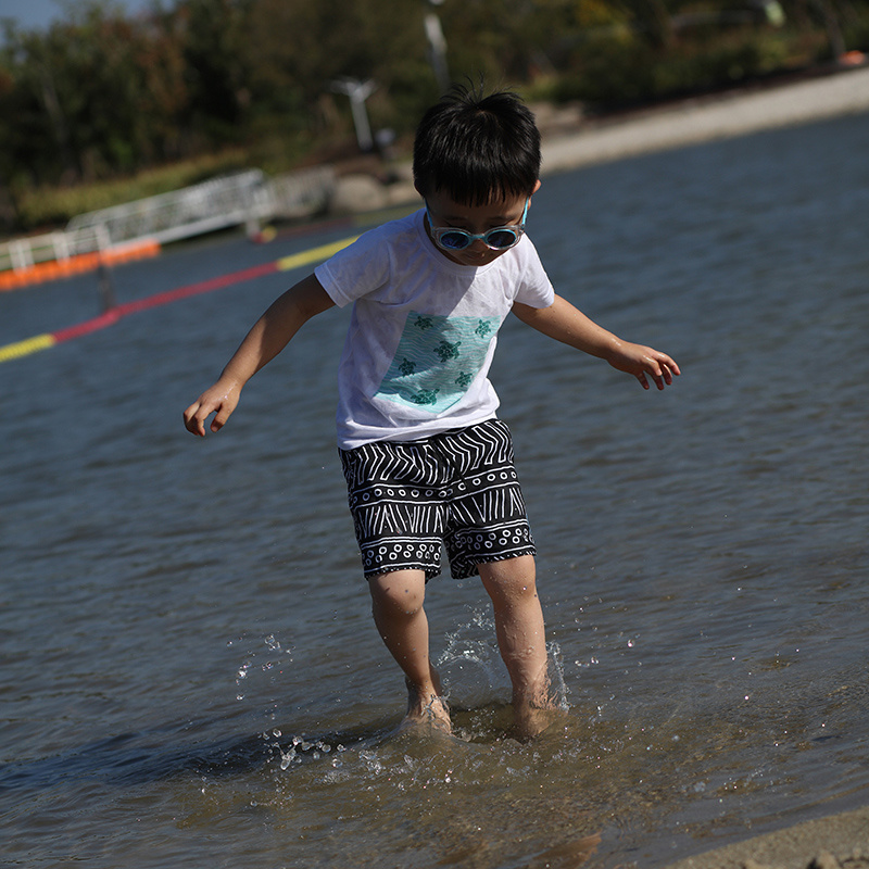 Schwimmwasserabweisende Kinder, die kurz schwimmen