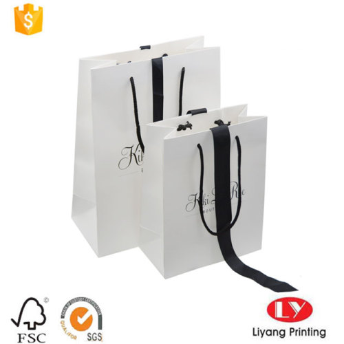 Bolsas de papel blanco para bodas con asa negra