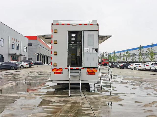 Dongfeng 4x2 Mobile Restaurant Restaurant Car Kitchen Truck