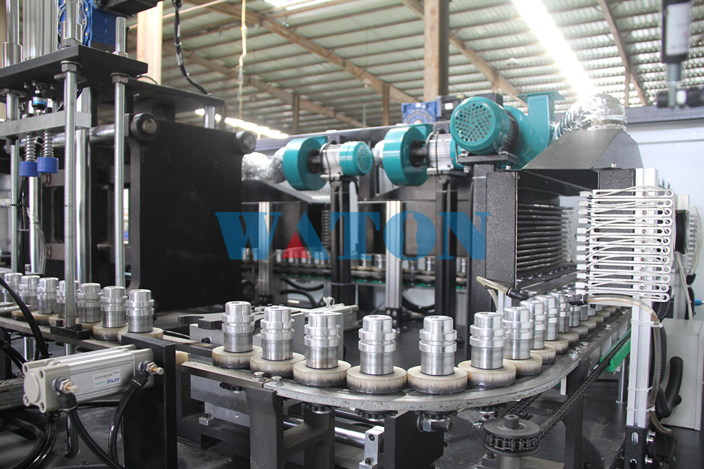 machine making plastic bottle