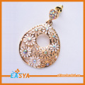 Unik Crystal kerawang bunga Alloy anting-anting emas