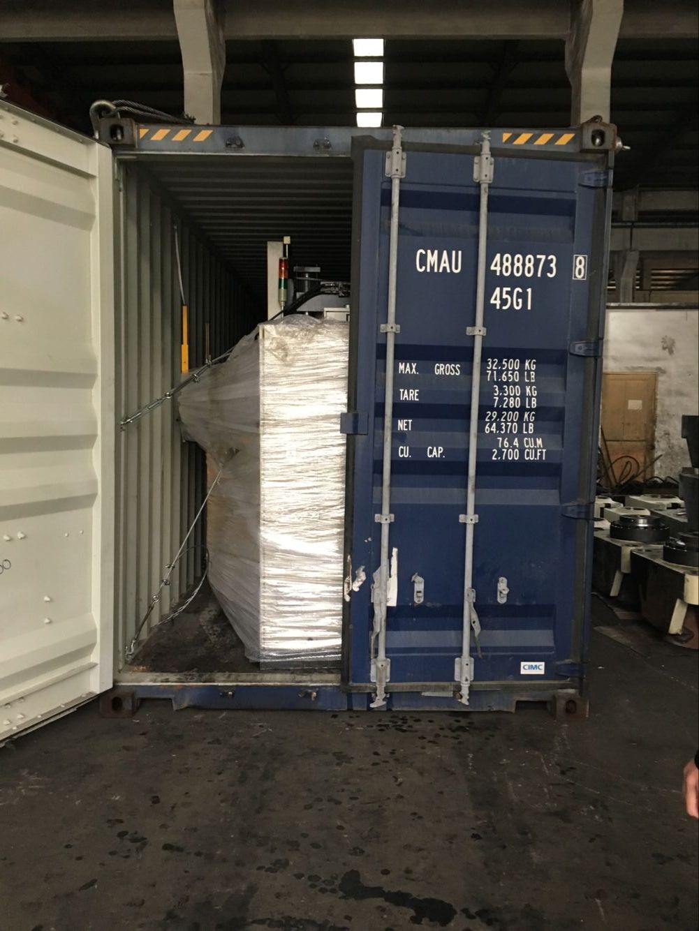 FIFO type rubber injection molding machine