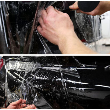 Film de protection de la peinture sur une voiture noire