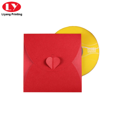 Envelope vermelho personalizado com botão de coração para cartão