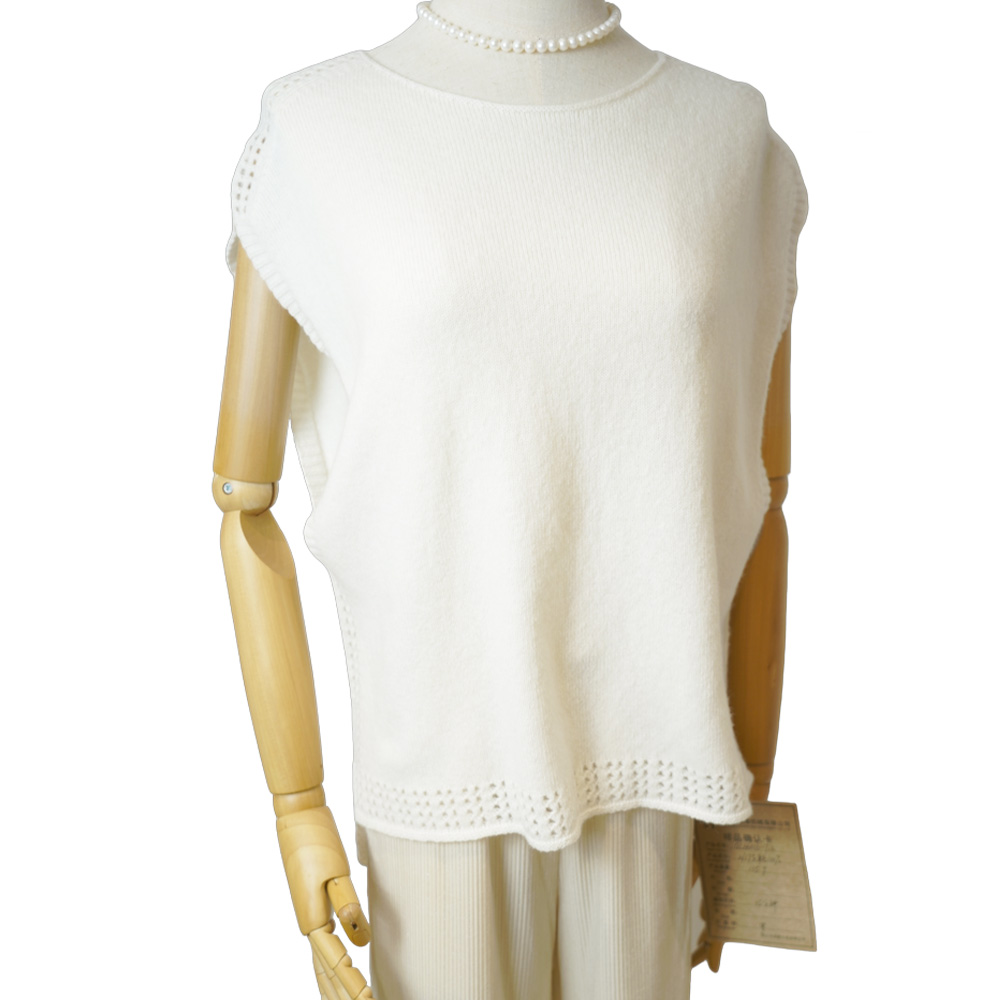 Top tricotat alb fără mâneci, cu ornamente cu ochiuri-2 White Sleeveless Knit Top with Eyelet Trim-2