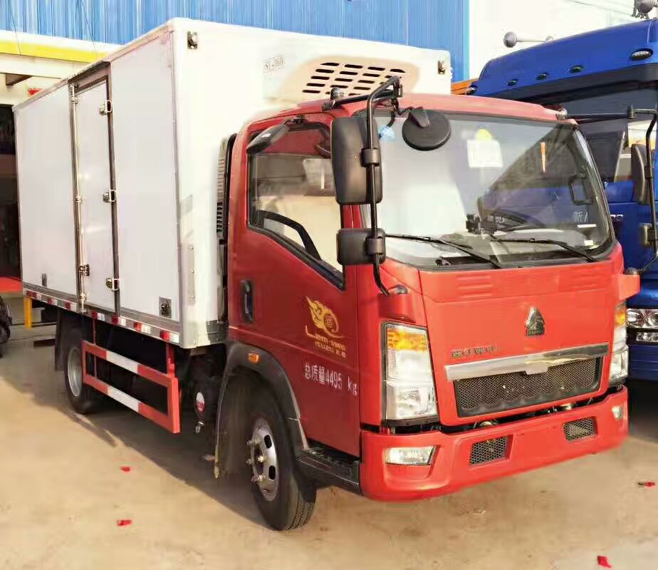 SINOTRUK HOWO 4X2 refrigerator van truck lorry