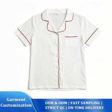 Weiß-rotes Pyjama-Oberteil mit Paspelierung