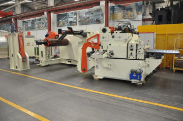 Compact feeding line for stamping press