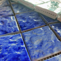 Piscine de mosaïque de style vague en céramique carreaux bleus