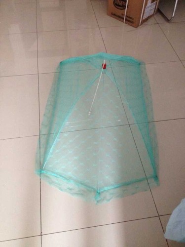 さまざまな色の傘の赤ちゃん蚊帳