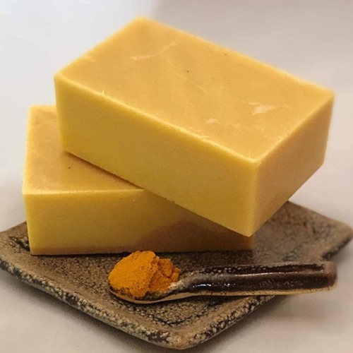 Savon artisanal exfoliant au curcuma bio