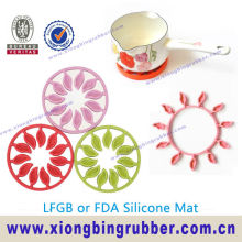 Multifunctional collapsible silicone round trivet