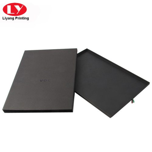 Caja de bufanda de seda negra con papel de aluminio negro