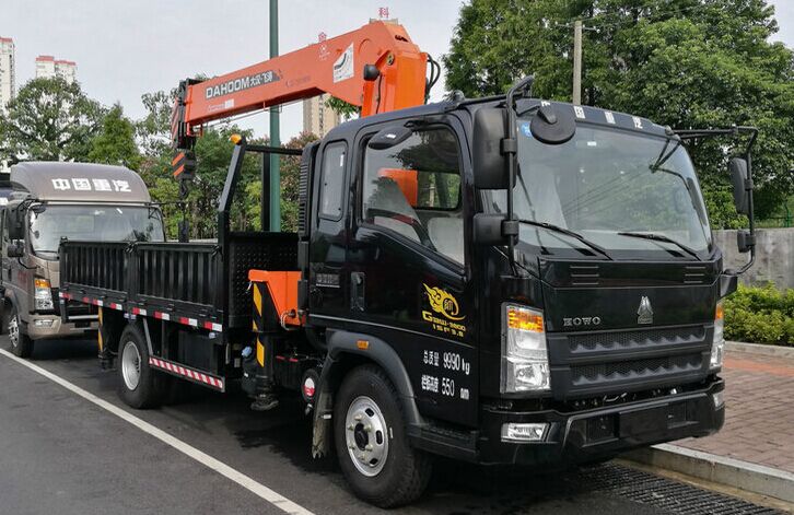 Caminhão de carga leve 4 toneladas pequeno guindaste montado