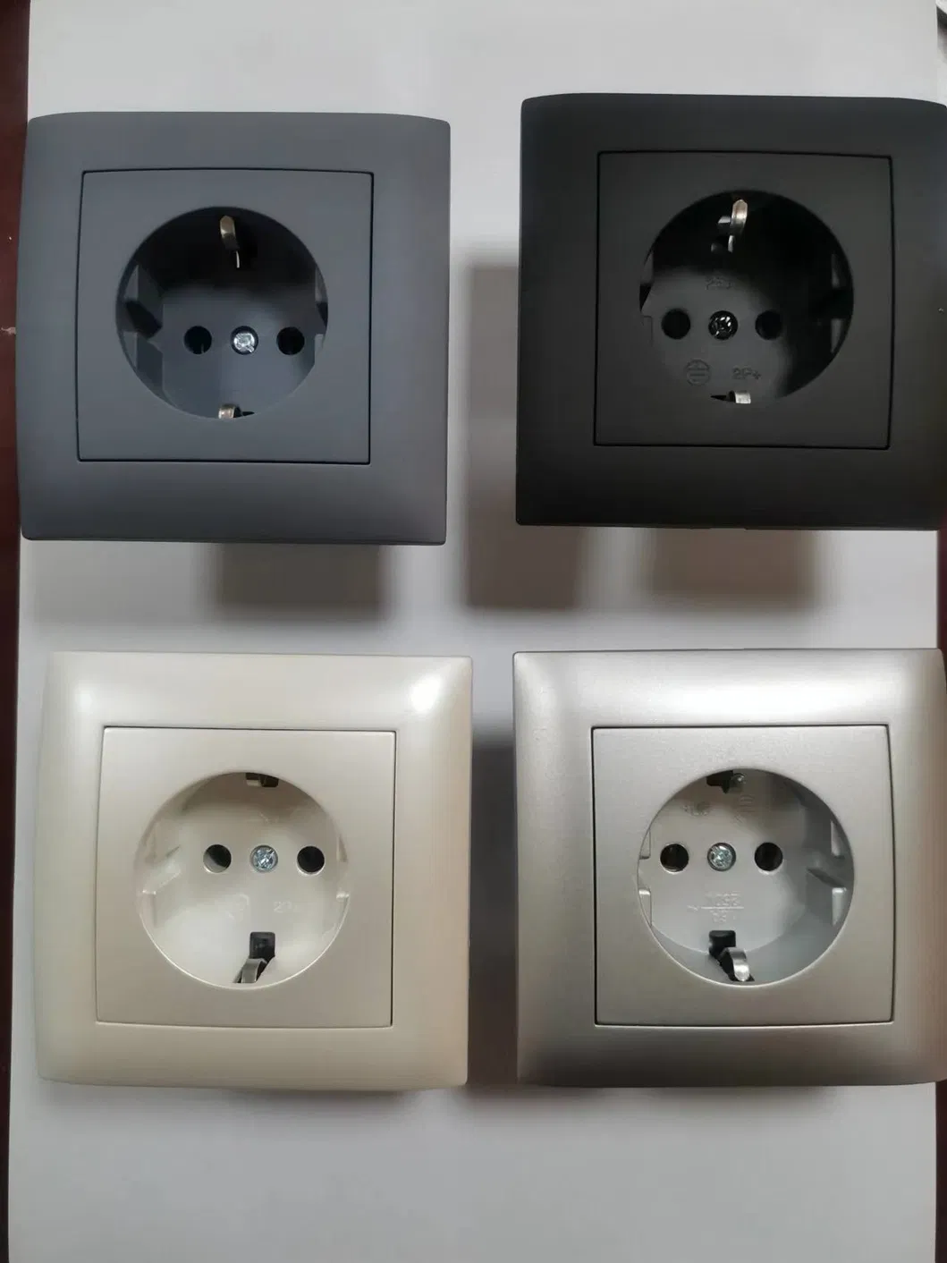 Настенная розетка, 1 группа, заземленная, защищенная, для скрытого монтажа, серия F9000